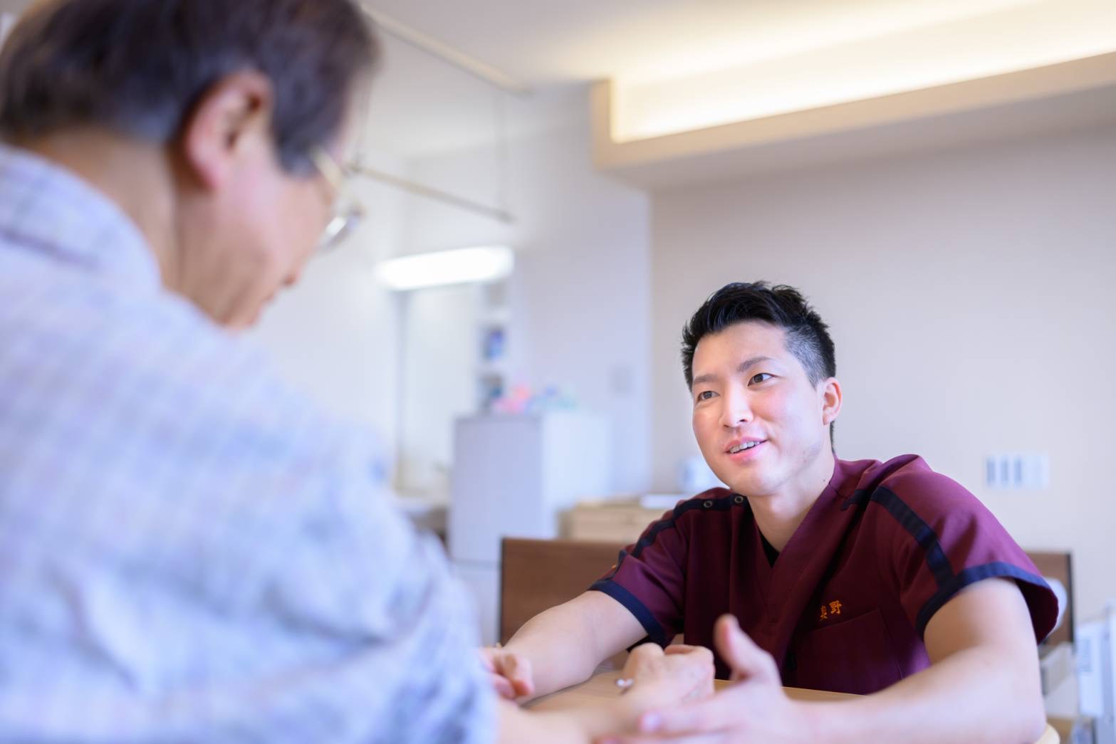 患者さんと向き合うスタッフ
